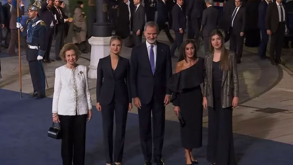 La familia real posa a su salida del Teatro Campoamor