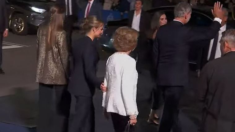 La princesa Leonor, muy atenta a la salida de su abuela, la reina Sofía