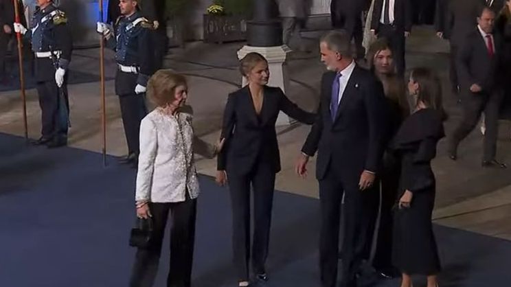 La princesa Leonor, muy atenta a la salida de su abuela