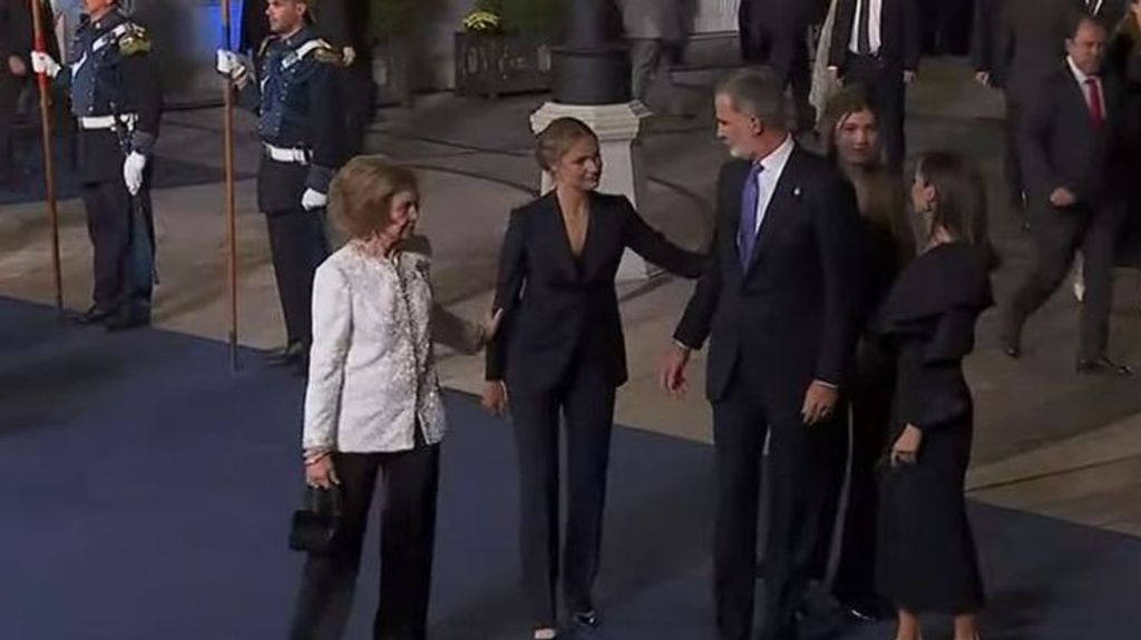 La princesa Leonor, muy atenta a la salida de su abuela