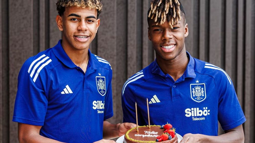 Lamine y Nico Williams, con una tarta durante una concentración con la selección