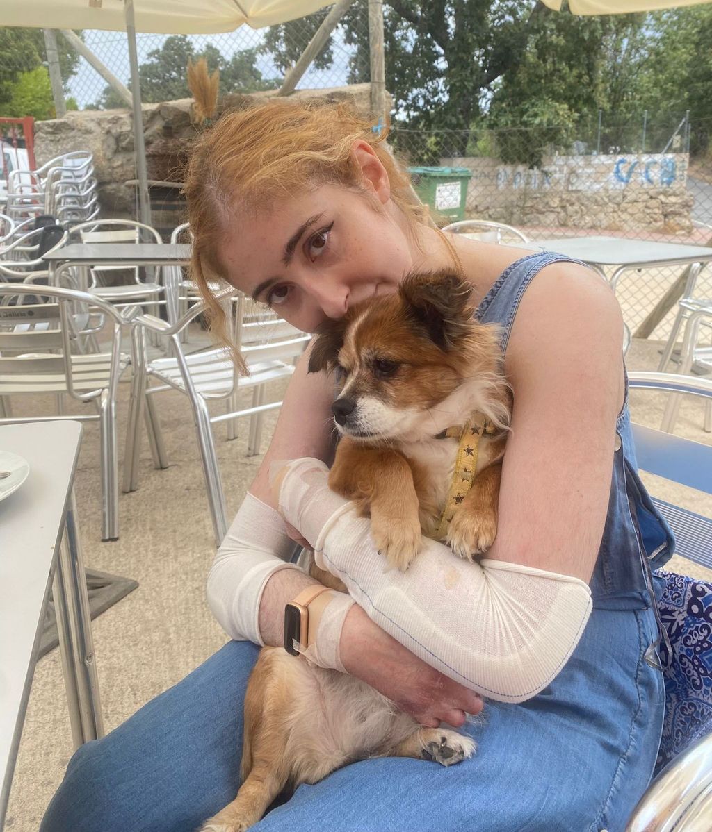 Lucia Carrasco junto a su perrito.