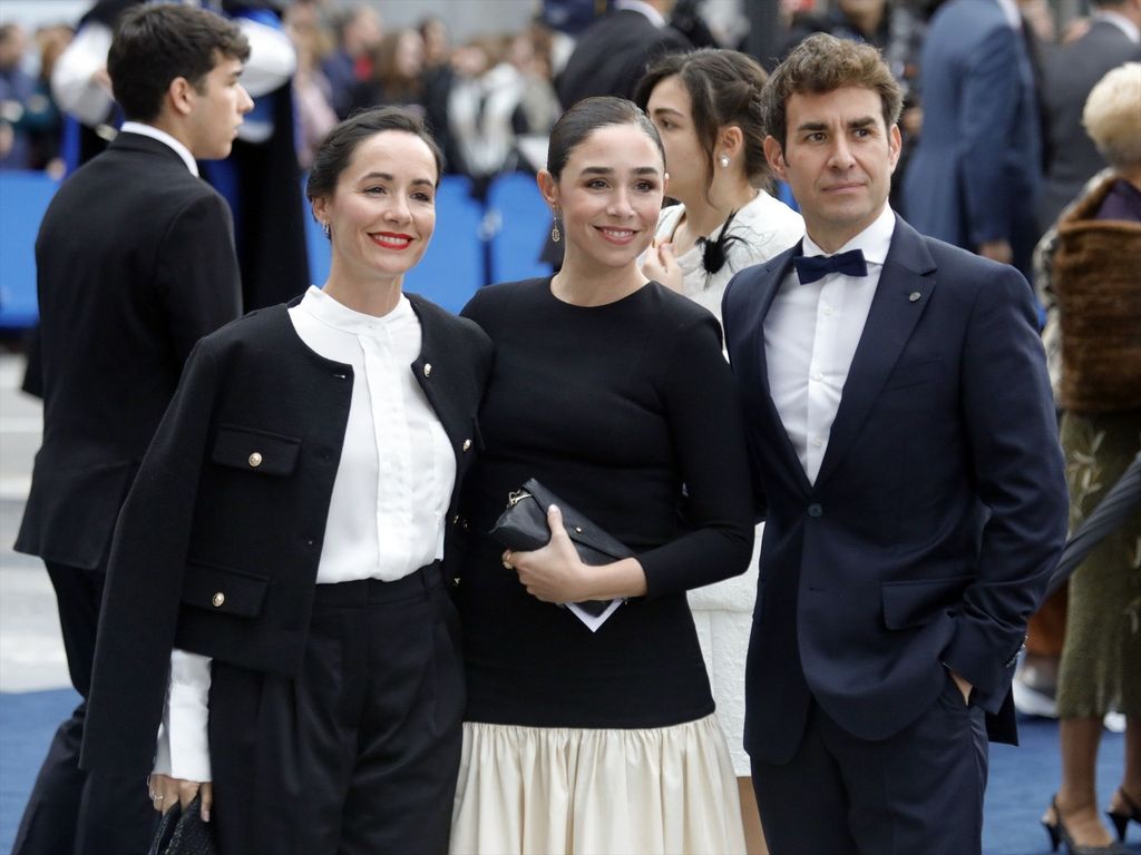 María y Candela Serrat, junto a Dani Muriel