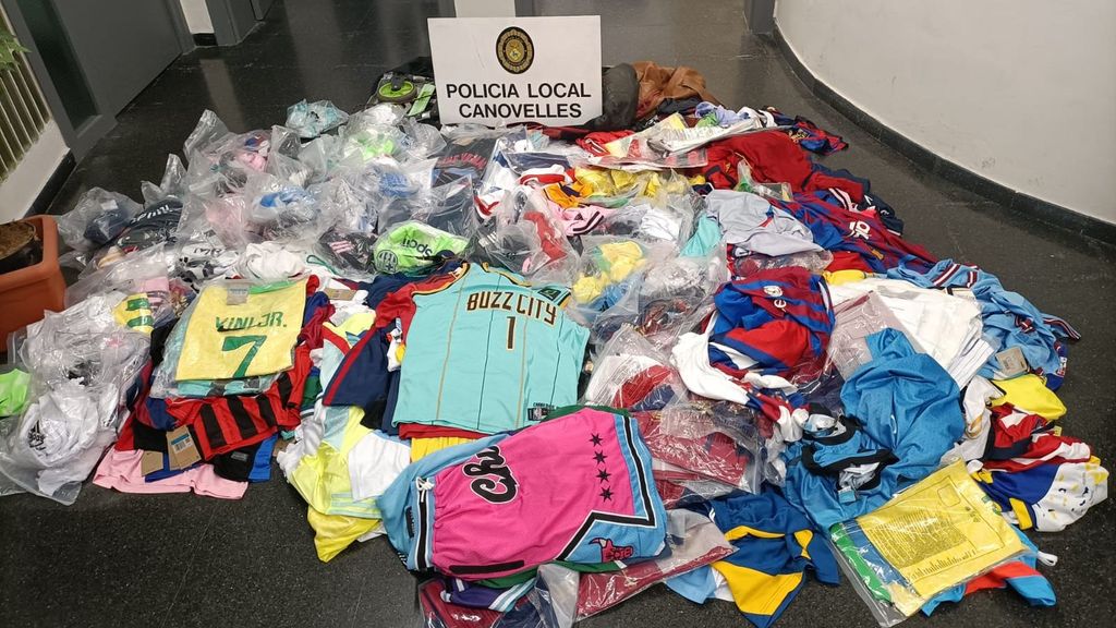 Material requisado por la Policía en el entorno del mercadillo de Canovelles