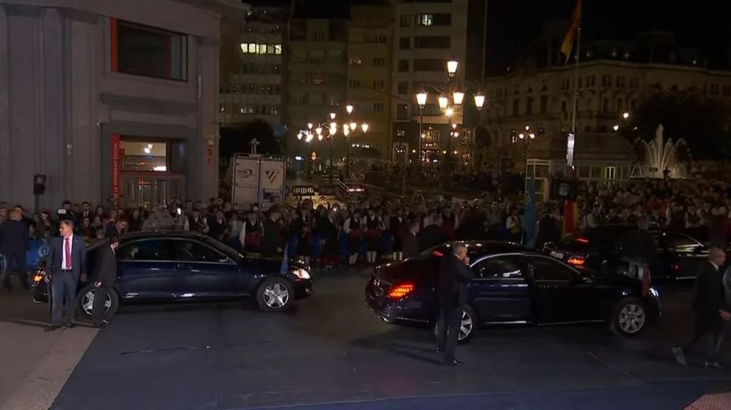 Numerosas personas a la salida del teatro en Oviedo