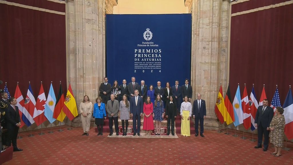 Joan Manuel Serrat ha dado dos besos a la reina en el pasamanos de los Premios Princesa de Asturias 2024