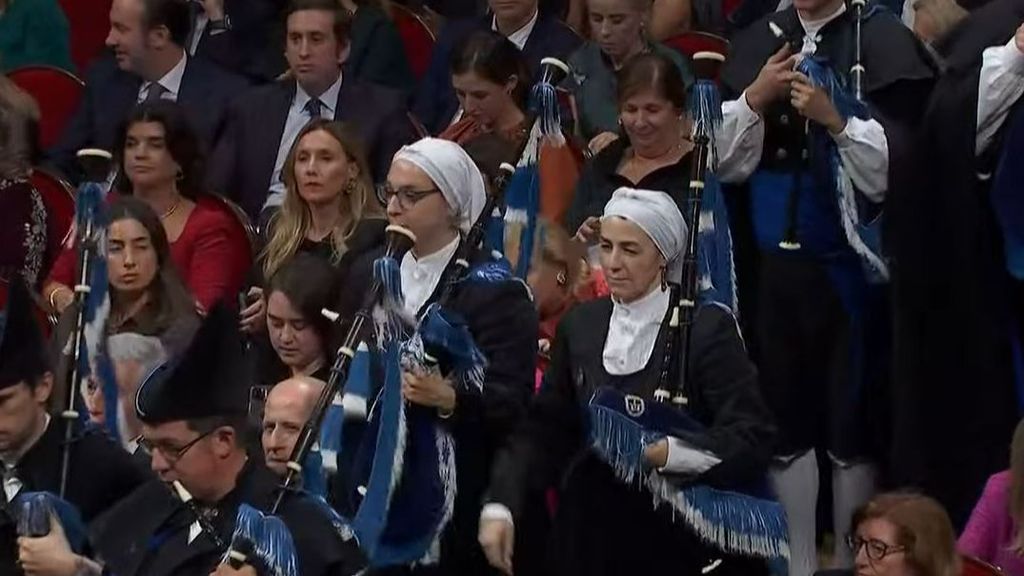 Suenan las gaitas en el teatro tras el discurso del rey Felipe VI