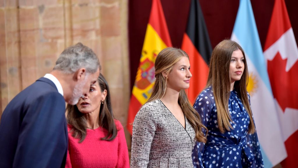 Un momento de complicidad entre el rey y la reina durante la recepción