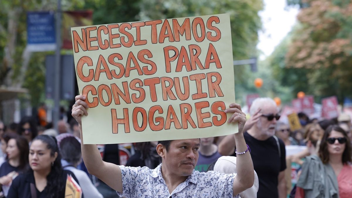 Varias personas durante una manifestacion para denunciar el elevado precio de los alquileres, el pasado 13 de octubre de 2024.