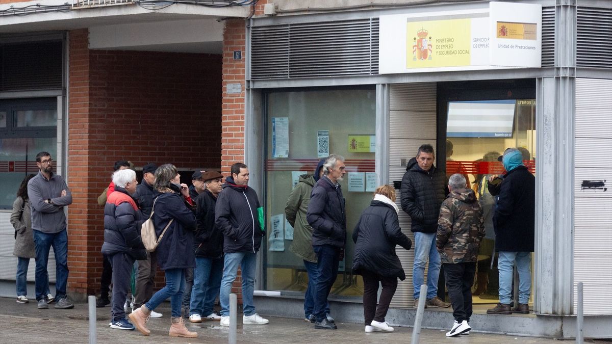 Varias personas esperan para entrar en una oficina del SEPE en Móstoles (Madrid).