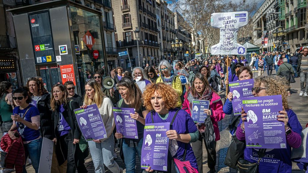 Patricia Giménez, acompañada de otras madres cuidadoras, en una manifestación en Barcelona.