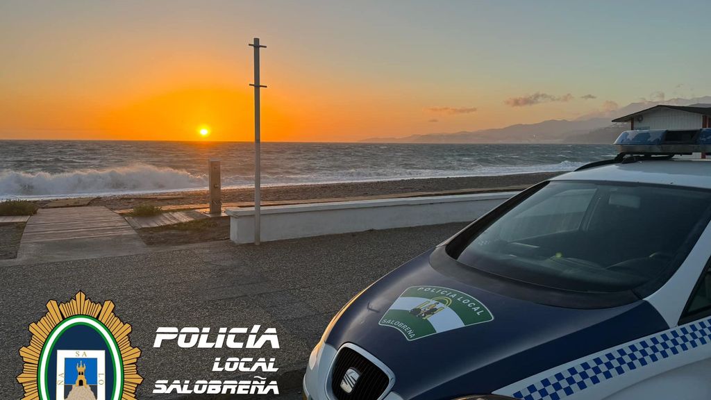 Atardecer y vehículo policial en Salobreña, Granada