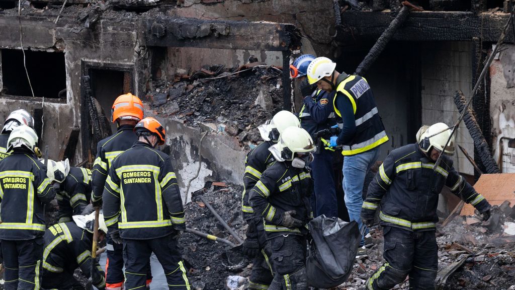 Bomberos de Santander recuperan un cadáver entre los escombros del edificio derrumbado en Santander