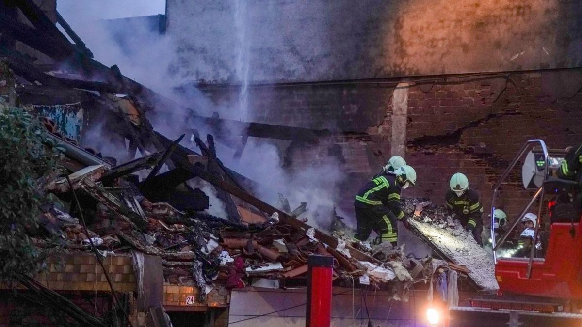 Bomberos trabajan en el edificio derrumbado en La Albericia