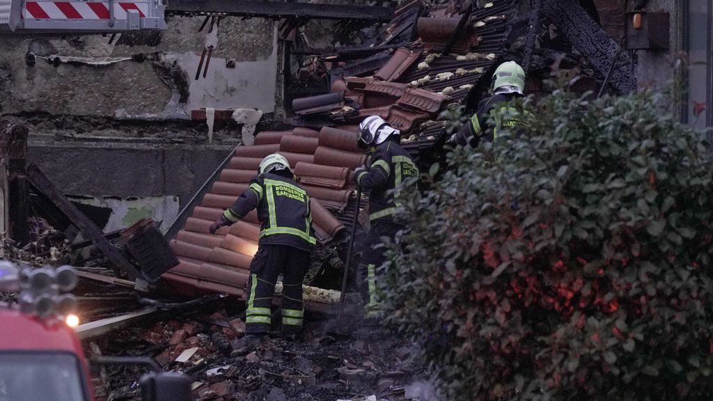 Bomberos trabajan retirando escombros del edificio derrumbado en Santander