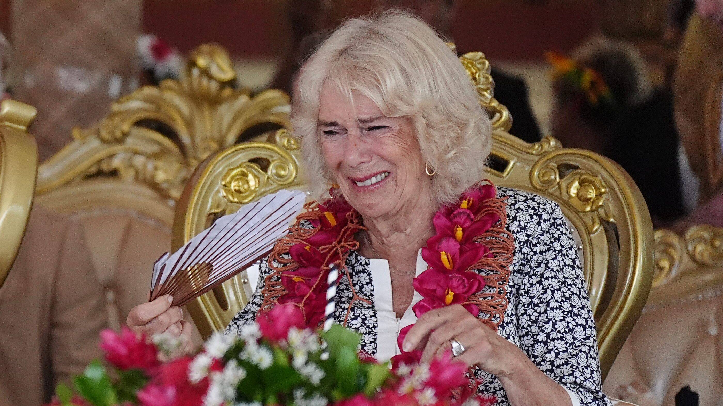 Camilla Parker, entre lágrimas durante un acto en Samoa
