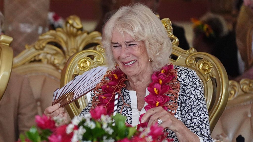 Camilla Parker, entre lágrimas durante un acto en Samoa