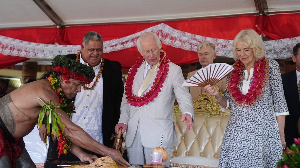 Carlos III y Camilla Parker durante un acto en Samoa