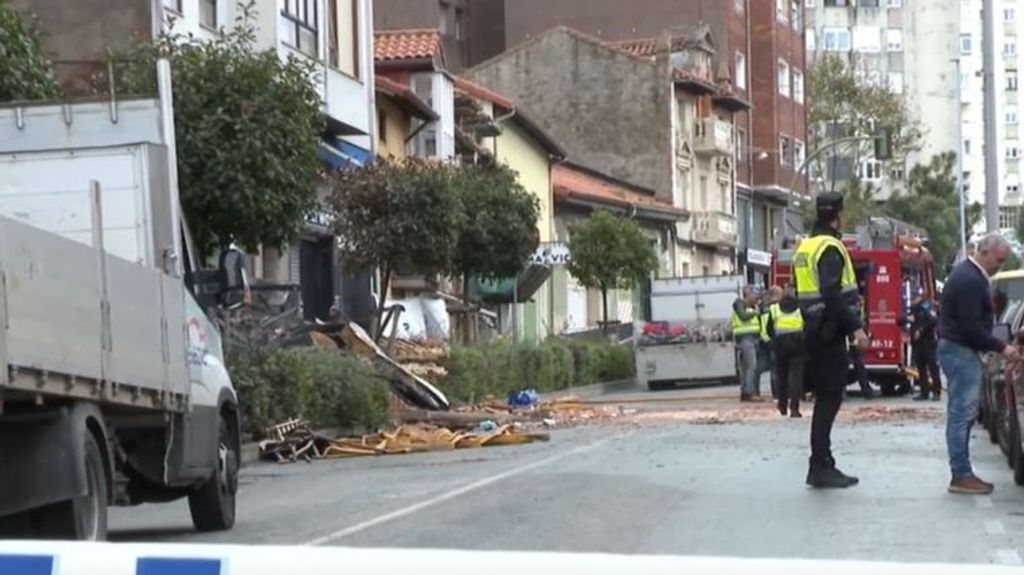 Vecinos del inmueble derrumbado en Santander se enfrentan a Policía y Bomberos: quieren entrar en sus domicilios