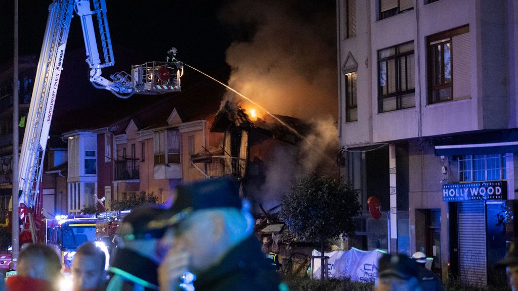 Equipos de emergencias durante un incendio causado por una exlosión, este sábado en Santander