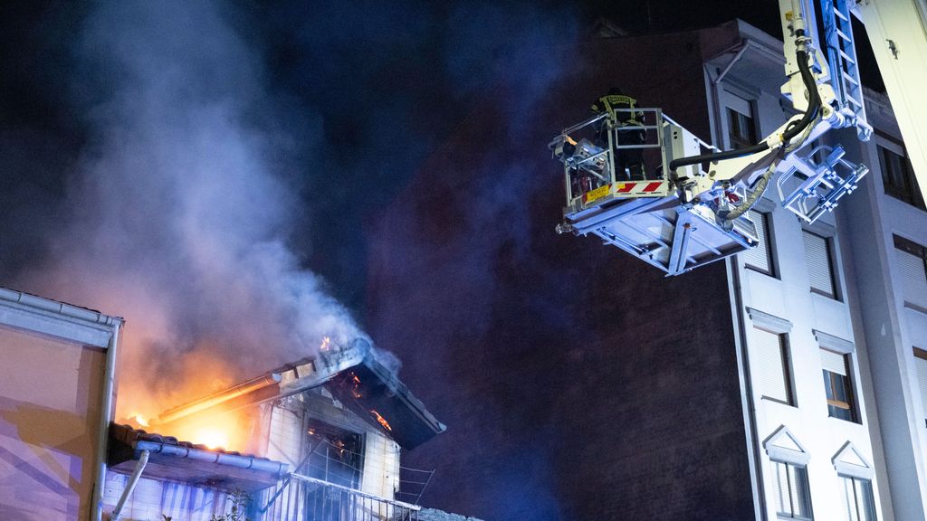 El desalojo de los vecinos de tres bloques de viviendas en Santander tras una fuerte explosión y derrumbe