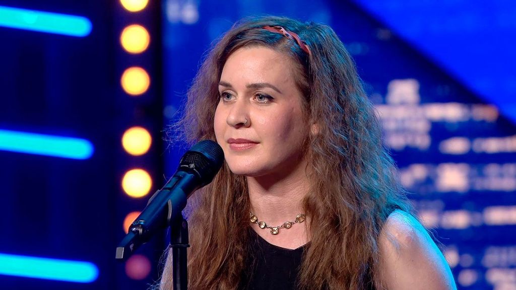 El arriesgado número de Zephyrina andando sobre botellas provoca tres botones rojos: "No estás preparada" Got Talent Temporada 10 Top Vídeos 107