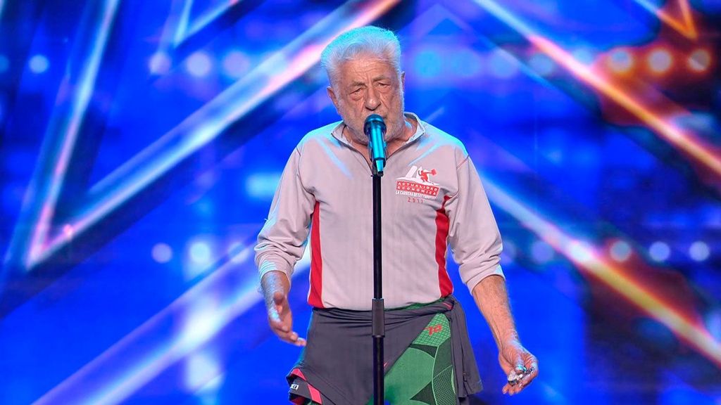 Pepe Cortés despista al jurado al presentarse en el escenario corriendo y con ropa deportiva y ponerse a cantar Got Talent Temporada 10 Top Vídeos 100