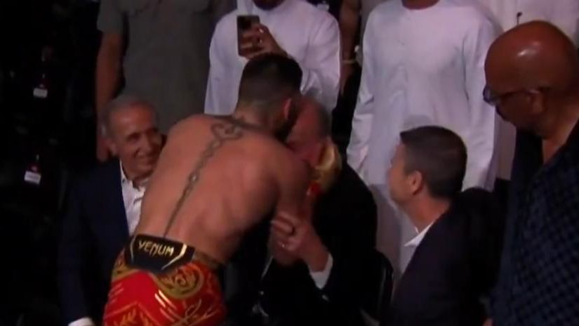 Ilya Topuria kisses King Juan Carlos I on the forehead after knocking out Max Holloway