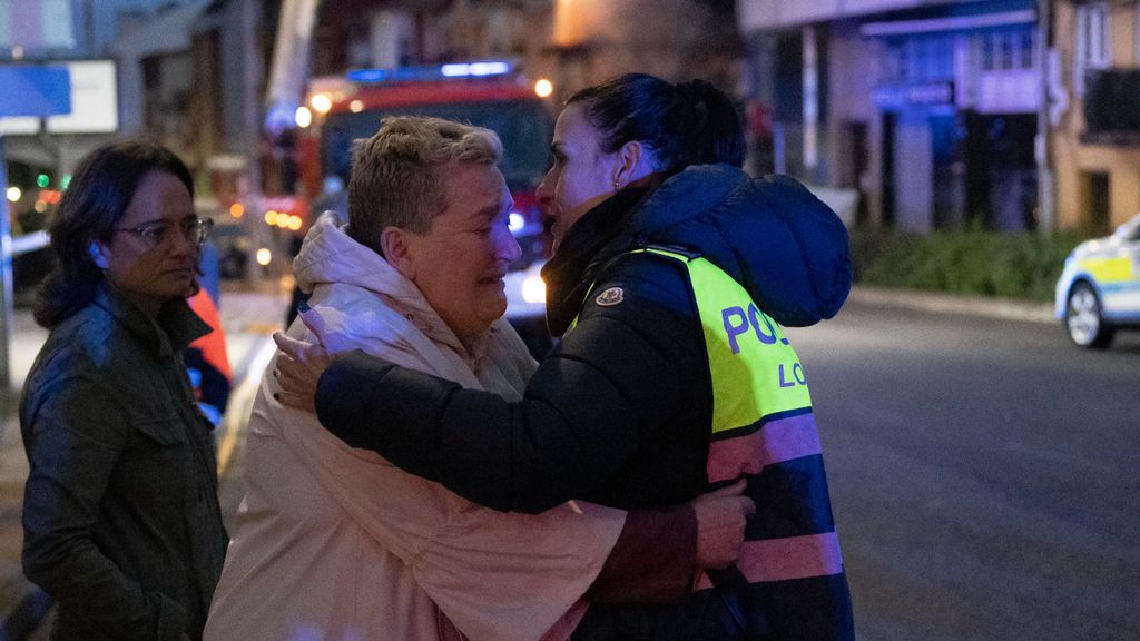 La alcaldesa de Santander, Gema Igual, consuela a una de las vecinas afectadas por el edificio del derrumbe