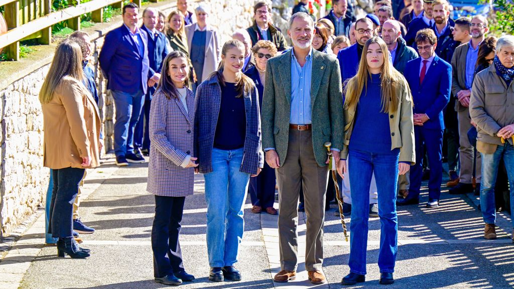 La familia real durante su visita Sotres