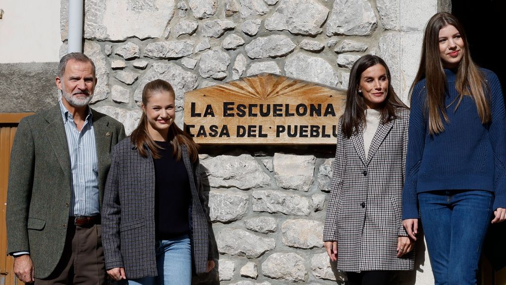 La familia real también ha visitado la sede de las antiguas escuelas de Sotres