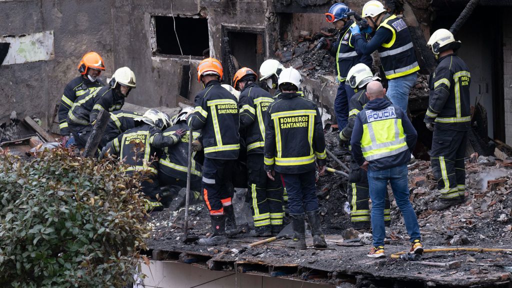 Los bomberos localizan a tres personas fallecidas en la explosión de un edificio en Santander