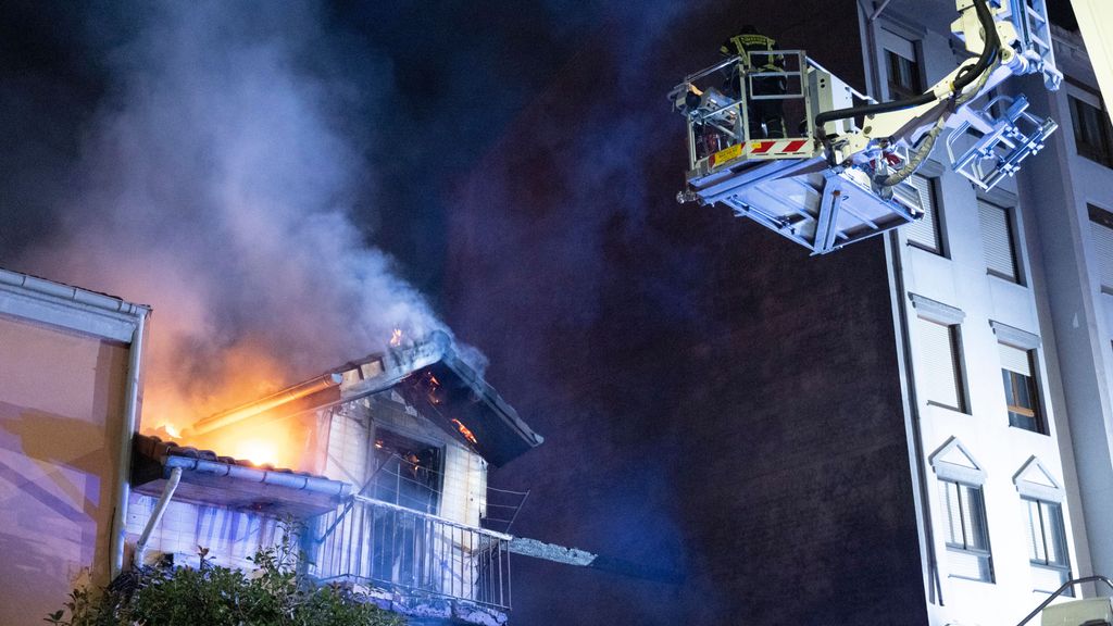 Los bomberos sofocan las llamas del edificio en el que se ha registrado una explosión en Santander