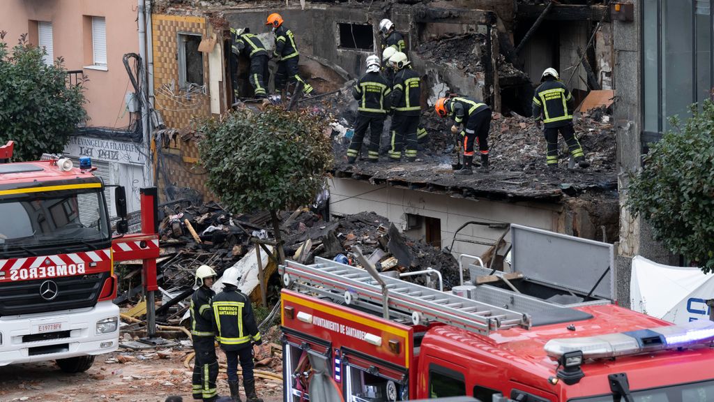 Los bomberos trabajan desescombrando el edificio que se ha derrumbado en Santander tras una explosión