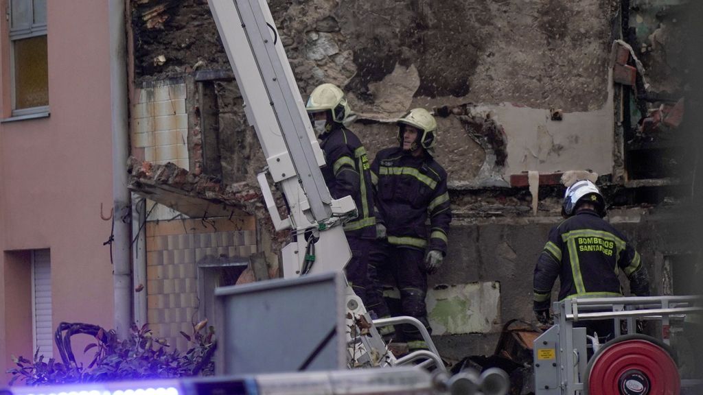 Los bomberos trabajan en el edificio derrumbado en Santander