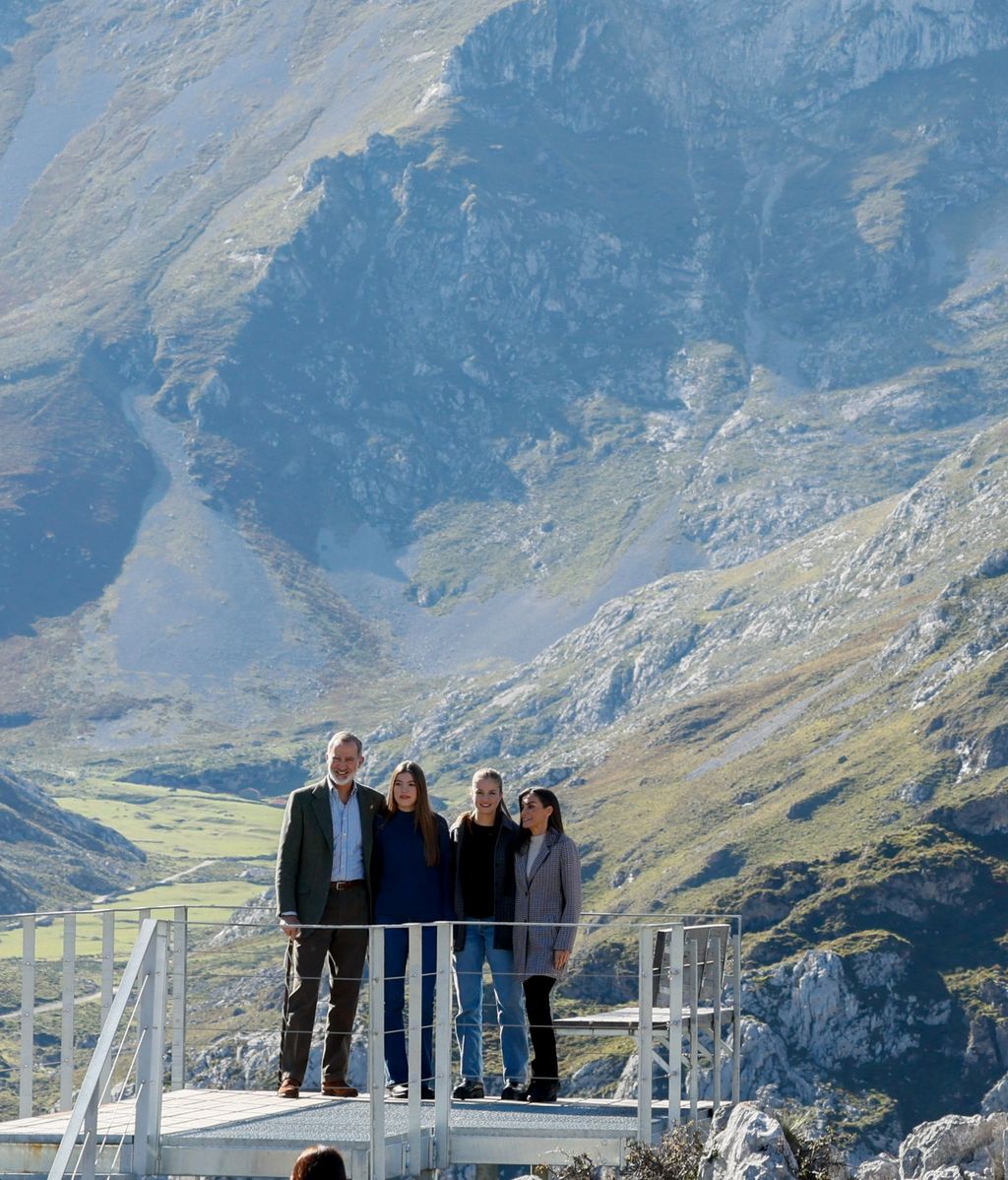 Los Reyes se han dirigido al mirador de Sotres, desde donde han contemplado la Sierra Amor.