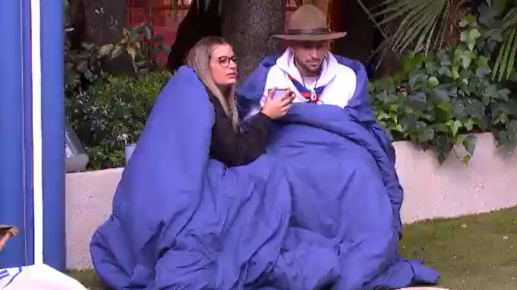 Manu y Laura envueltos en edredones