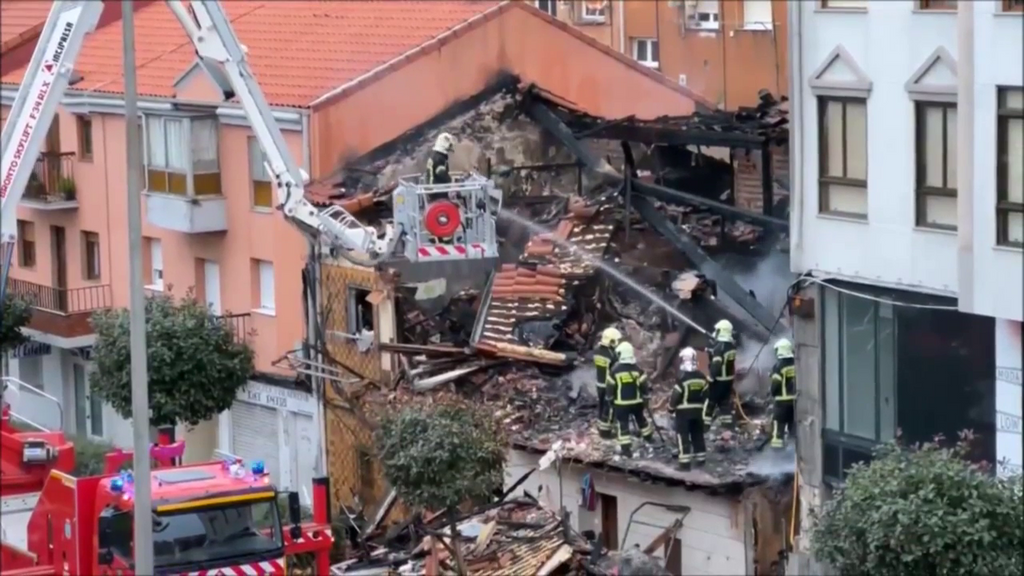 Tres personas han fallecido en el derrumbe de un edificio en Santander