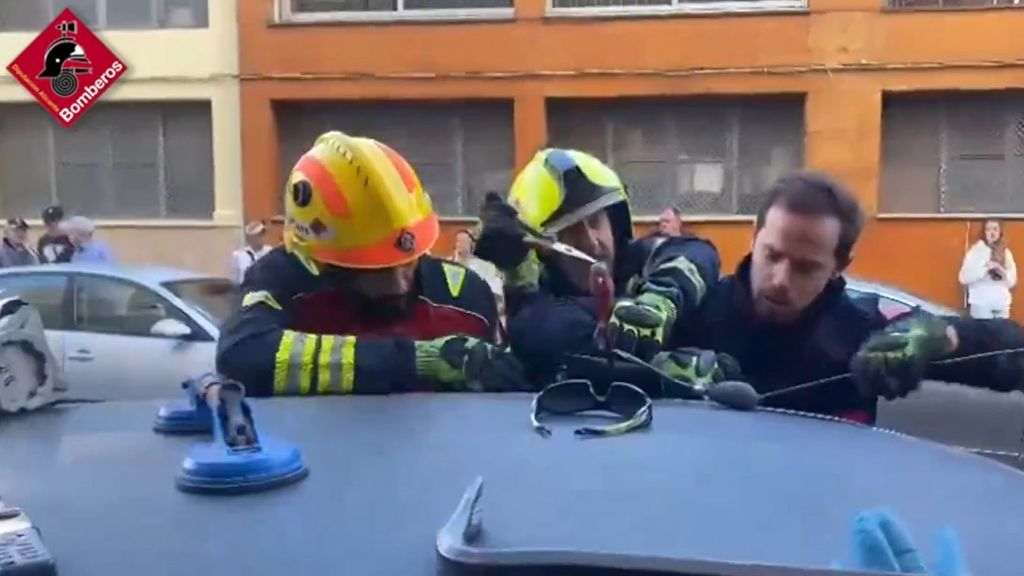 Bomberos rescatan a un niño encerrado en un coche en Elche