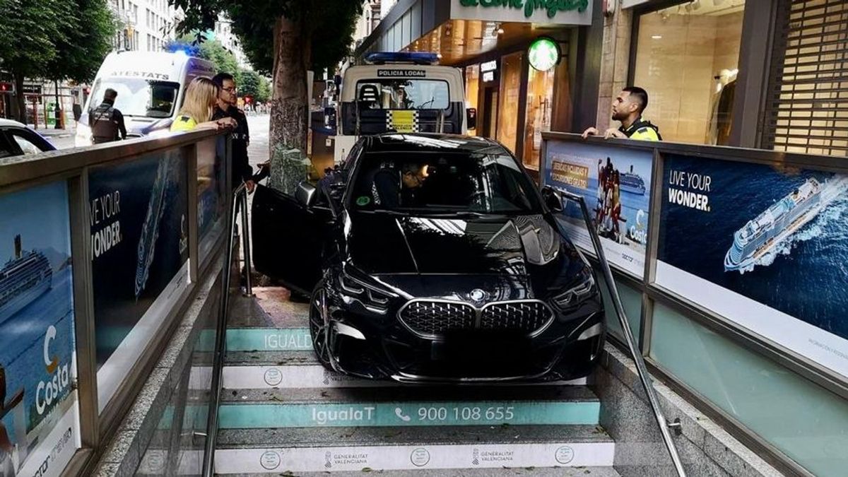 Coche empotrado en un acceso al metro de Colón en Valencia