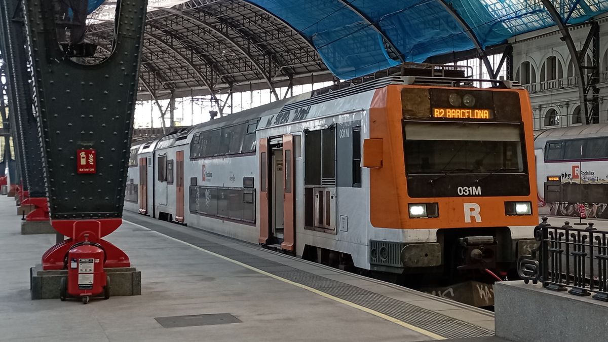 Tren de Rodalíes en una estación de Barcelona