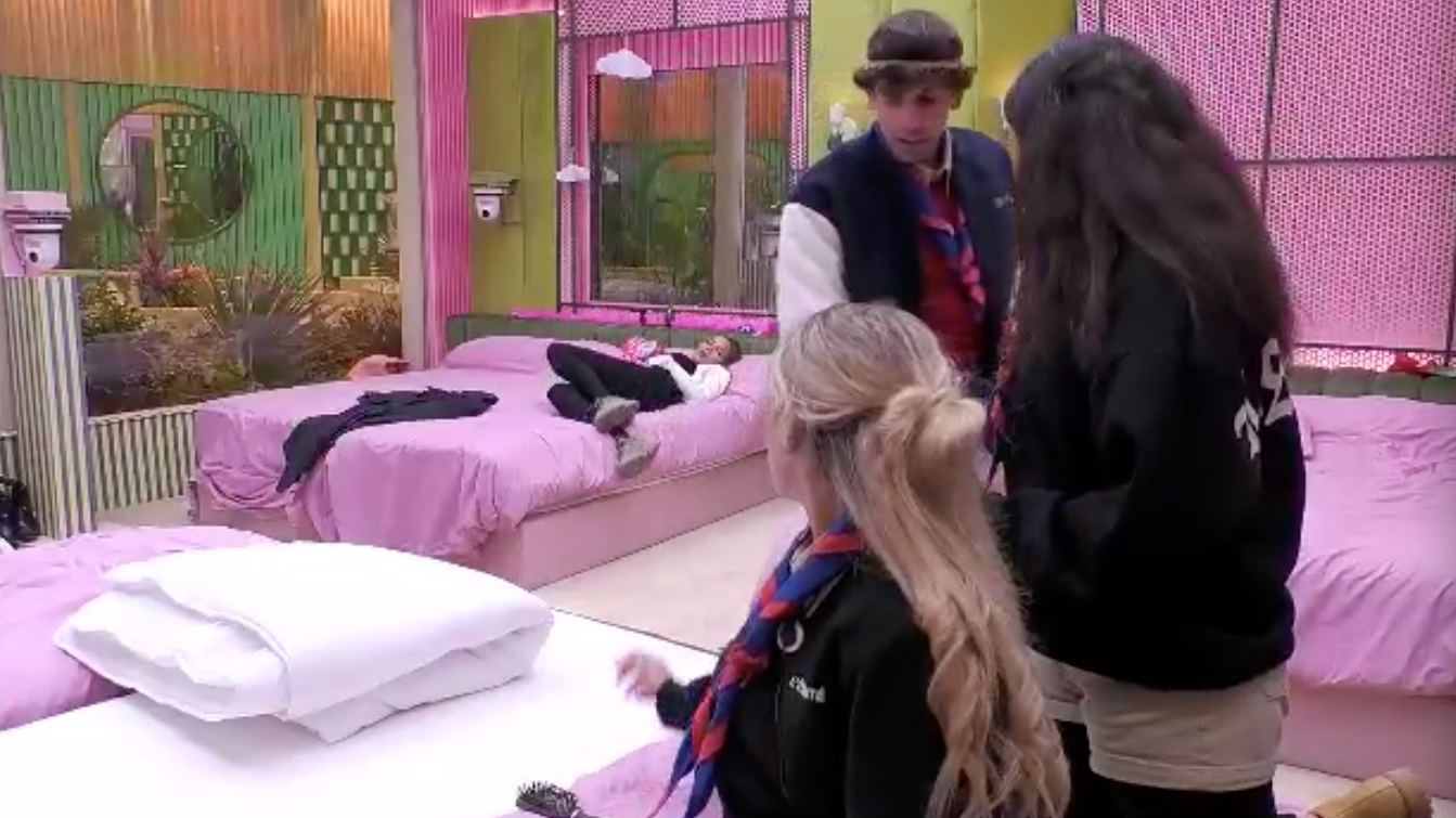 Violeta, Nerea, Óscar y Daniela en la habitación rosa