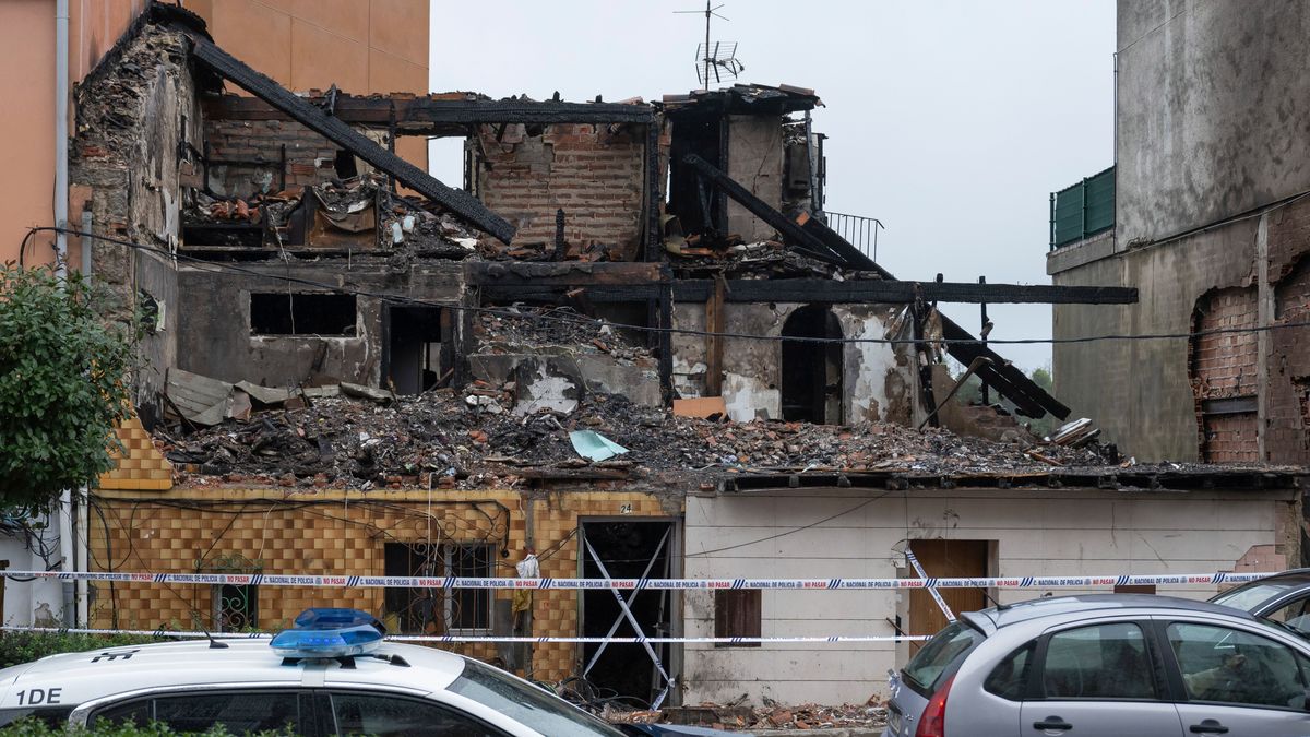 Vista del edificio de viviendas afectado por una explosión de gas en la capital cántabra