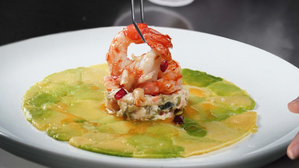 Carpaccio de aguacate con ensaladilla y langostino