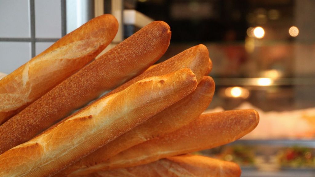 Cesta con baguetes en una panadería