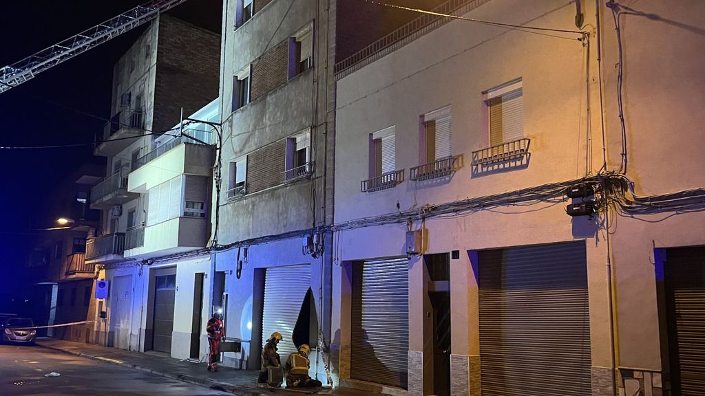 Desalojan a 17 personas tras el derrumbe de la cubierta de un edificio de tres plantas en Lleida