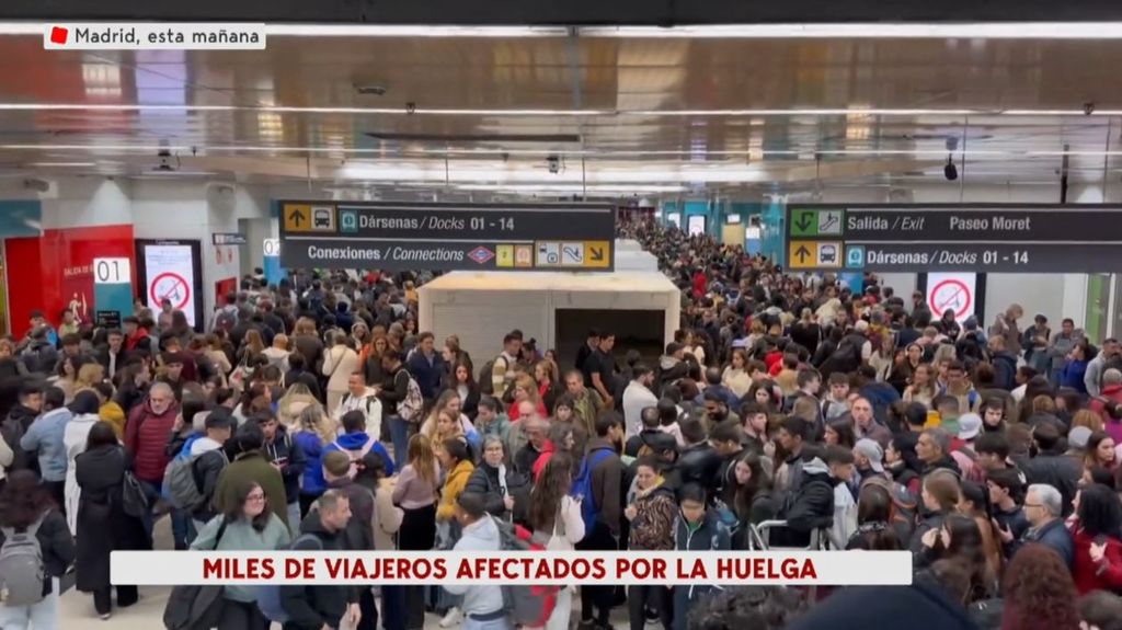 El intercambiador de Moncloa, en Madrid, atestado de pasajeros en la primera jornada de huelga de autobuses