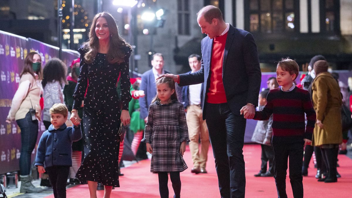 El príncipe Guillermo y su esposa, Kate Middleton pasea con sus tres hijos