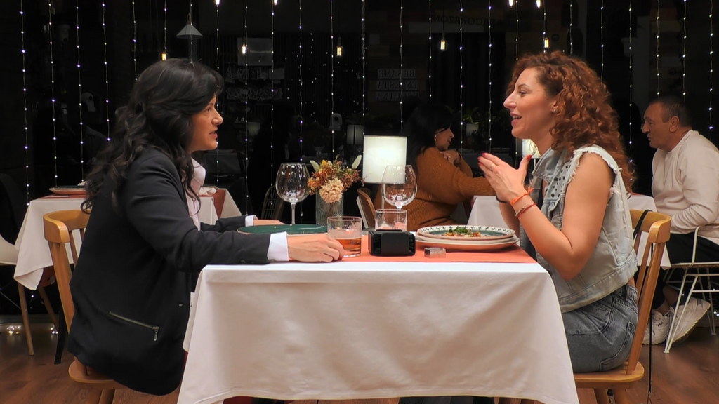 Julie y Sara disfrutan de una bonita cena en 'First Dates'