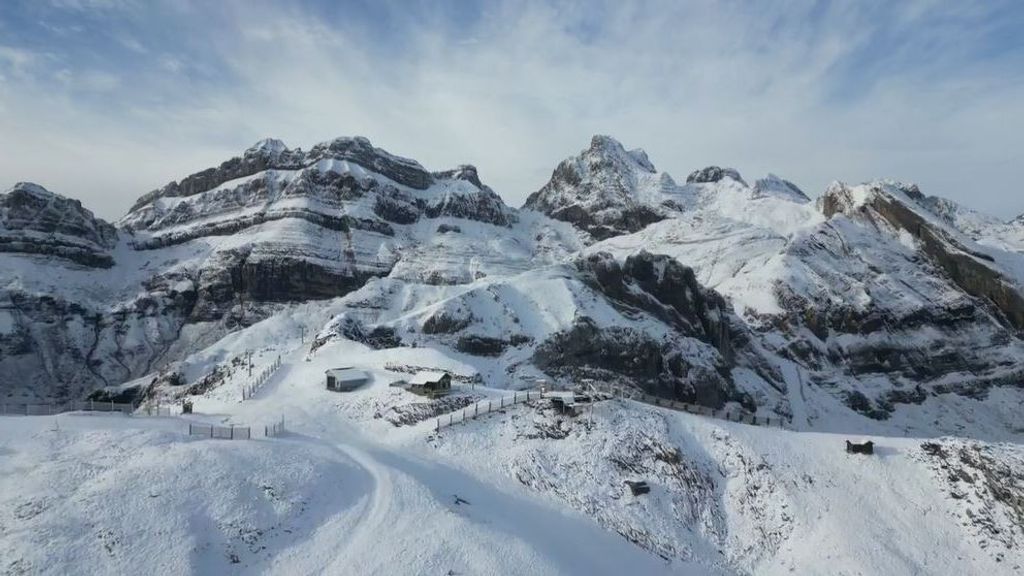 Las montañas del Pirineo aragonés se tiñen de blanco tras una copiosa nevada